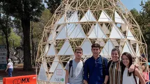 Estudiantes de la UNAV construyen un huevo gigante y viaja desde Navarra hasta México