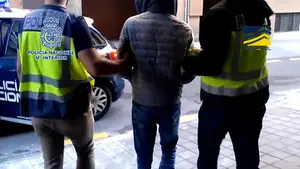 Ingresa en prisión tras morder a un policía, arañar a otro y clavar un tubo metálico a un tercero al intentar huir