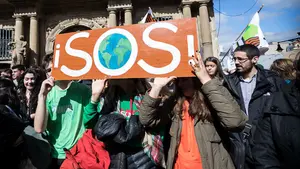'El planeta no está en venta': unos 200 ecologistas claman en Pamplona contra el cambio climático