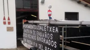 Un 'remolque fúnebre' del Club de Remo denuncia en Pamplona el abandono de Asirón a la presa de Santa Engracia