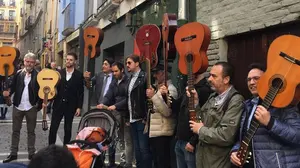 Las guitarras se levantan hacia el cielo en Pamplona para honrar la memoria del maestro Sabicas