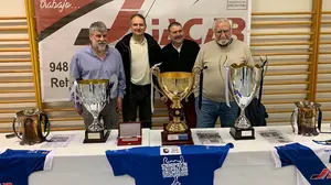 Gran éxito en la emotiva exposición de los trofeos del antiguo San Antonio en el pabellón Arrosadía