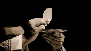 La broma les sale cara: detenidas tras robar ropa de culto de una iglesia y hacerse fotos para burlarse