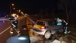Huye a pie de la ronda de Pamplona después de chocar con su coche contra una furgoneta en un accidente con siete heridos