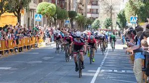 El navarro Carlos Ruiz se impone al esprint en el Memorial Cirilo Zunzarren, disputado en Estella