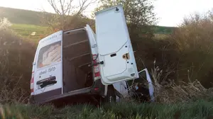 Atrapado en la furgoneta: auxilian a un repartidor de pan que ha sufrido un accidente en Grez