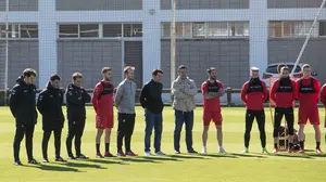 La plantilla de Osasuna homenajea al presidente fallecido Javier Miranda en las instalaciones de Tajonar