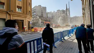 Decenas de personas se despiden de los últimos cines del centro de Pamplona inmortalizando el derribo de los Carlos III