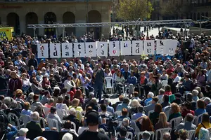 A pie de calle: Pablo Iglesias habla en la plaza del Castillo sin escenarios ni atriles y da la voz "al pueblo"