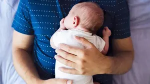Salvan la vida a un bebé al que su padre olvidó dentro de un coche estacionado