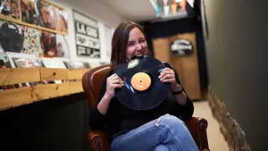 Edurne, la vendedora de vinilos que sobrevive al 'streaming' en Pamplona: "Hacía falta una tienda así"