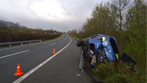 Los efectos del alcohol: un conductor de 24 años se sale de la vía y vuelca a la altura de Huarte