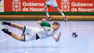 Las espectaculares imágenes del partido de balonmano entre el filial del Anaitasuna y el Romo en Pamplona