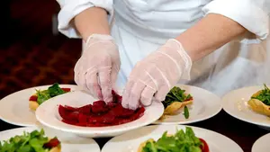 Gastronomía y solidaridad se juntan en Pamplona para ayudar a los refugiados de Grecia