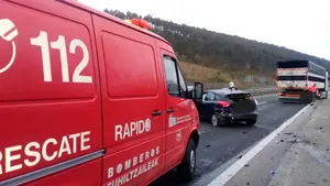El choque entre un camión y un turismo deja tres heridos y provoca retenciones en la ronda de Pamplona
