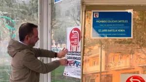 Iñaki Bernal, el senador navarro republicano, cuelga su cartel electoral en un lugar prohibido de Berriozar