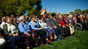 Banderas republicanas ondean al viento para recordar a los fusilados por el franquismo en Navarra