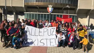 Los vecinos de Allepuz en Teruel acuden a El Sadar tras dedicar su pista polideportiva a Patxi Puñal