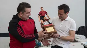 Las Peñas de Osasuna reconocen la trayectoria del exjugador Javier Flaño con la entrega de un trofeo