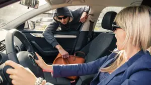 Roba en Tudela a punta de navaja a dos personas mientras se encontraban dentro de su coche