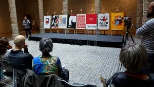 Los pamploneses se vuelcan en la votación del próximo cartel de San Fermín con una participación récord