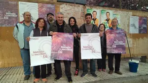 Los candidatos de Podemos en Tafalla posan con los carteles de la aspirante de Bildu al Congreso