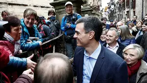 Fotos, más fotos y ni una sola palabra: el peregrinaje exprés de Pedro Sánchez por las calles de Viana