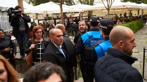 Momentos de tensión tras la llegada de Casado a Pamplona: "A Ana Beltrán casi le arrancan un pendiente"