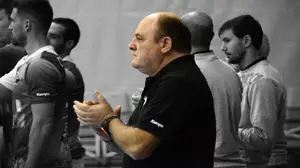 El entrenador pamplonés "Zupo" Equísoain dejará el banquillo del BM Benidorm al final de la temporada