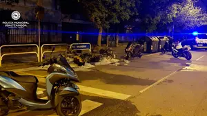Decretan prisión para el joven de 19 años que prendió fuego a cinco coches y cuatro motos en Pamplona
