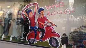 'Ensanche rojillo': un artista navarro decora cuarenta escaparates de Pamplona para animar a Osasuna en su ascenso