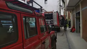 Un hombre de 62 años, herido al inhalar humo cuando intentaba apagar el incendio de su casa en Ziga