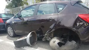 Peligro al volante: un conductor con el permiso caducado choca contra dos vehiculos estacionados en Landaben