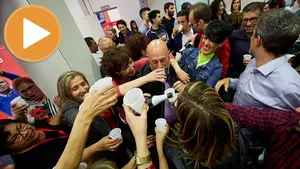 Fiesta en la sede del PSN tras conseguir el quinto escaño: champán y 'We Are the Champions' a todo volumen