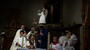 El Ángel de Aralar llega sin lluvia a Pamplona para iniciar su largo recorrido por iglesias y colegios de la capital navarra