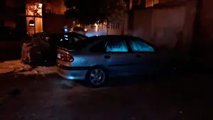 Arden dos coches y tres contenedores en una calle de la localidad navarra de Valtierra