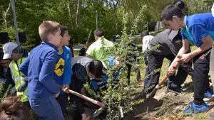 Cincuenta escolares pamploneses plantan árboles y arbustos en el Parque fluvial para celebrar el Día del Árbol