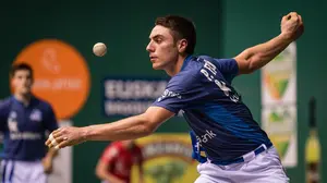 El navarro Peio Etxeberría está a punto de dar la sorpresa ante el campeón del Manomanísta 2020