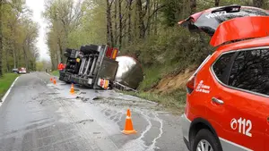 Aparatoso accidente en Navarra: un camión cisterna se sale de la vía y derrama 25.000 litros de leche