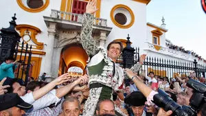 El Juli abre la puerta del Príncipe con un gran toro de Garcigrande y Morante embelesa con el capote