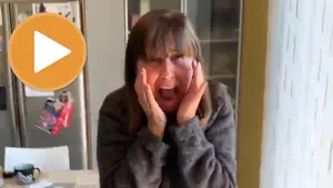 El vídeo de la vuelta a casa de un pamplonés después de cinco meses que se ha hecho viral por la reacción de su madre