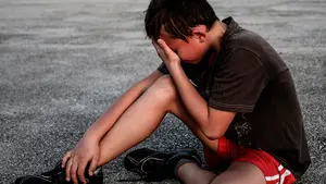 Detienen a un menor por acosar y agredir a un compañero de colegio: pidió al resto que le ayudasen a pegarle