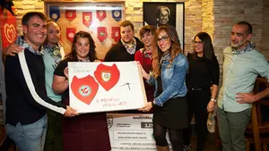 La Pe&ntilde;a Oberena se moja y entrega la octava "Mandarra solidaria" a la asociaci&oacute;n "Peque&ntilde;a Guerrera"