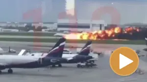 Al menos 41 fallecidos en el aterrizaje de emergencia de un avión envuelto en llamas