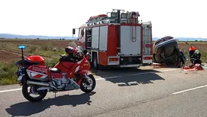 Un joven de 23 años, herido muy grave tras una salida de vía en Corella: los bomberos han tenido que desatraparlo