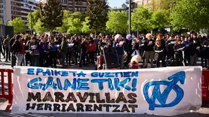 Respaldan con gritos de "Maravillas aurrera" a los 22 okupas de Rozalejo antes del juicio