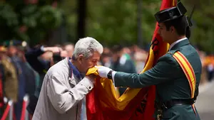 El himno de España resuena en Pamplona durante el desfile del aniversario de la Guardia Civil