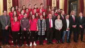 Luis Sabalza se emociona en el homenaje a Osasuna femenino por su ascenso a Primera división B 