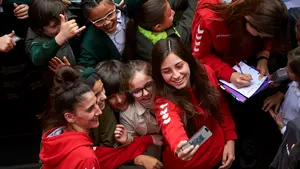Locura en la Plaza del Ayuntamiento de Pamplona para recibir a las rojillas campeonas de Osasuna 