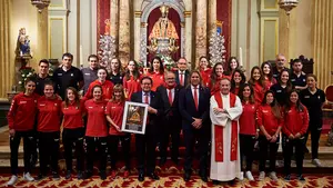 Osasuna femenino recibe el reconocimiento del Ayuntamiento y ofrece a San Fermín su ascenso a Primera B